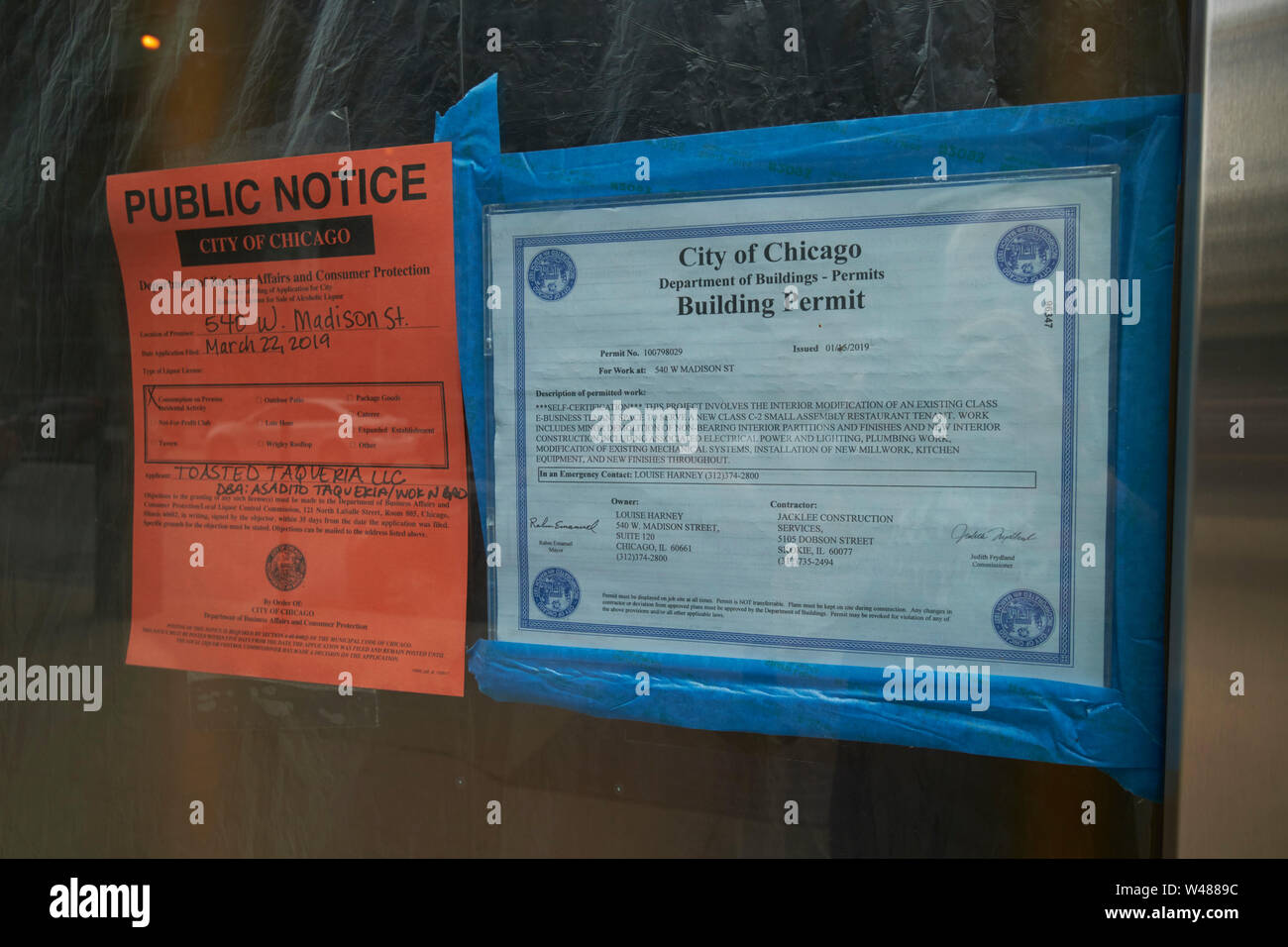 Ville de Chicago les permis de construction et d'avis public pour changement de travaille pour un restaurant au centre-ville de Chicago IL États-unis Banque D'Images