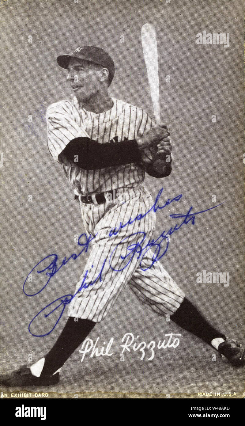 Carte de baseball autographiée de Phil Rizzuto un joueur étoile pour les Yankees de New York dans les années 1940 et 1950. Banque D'Images