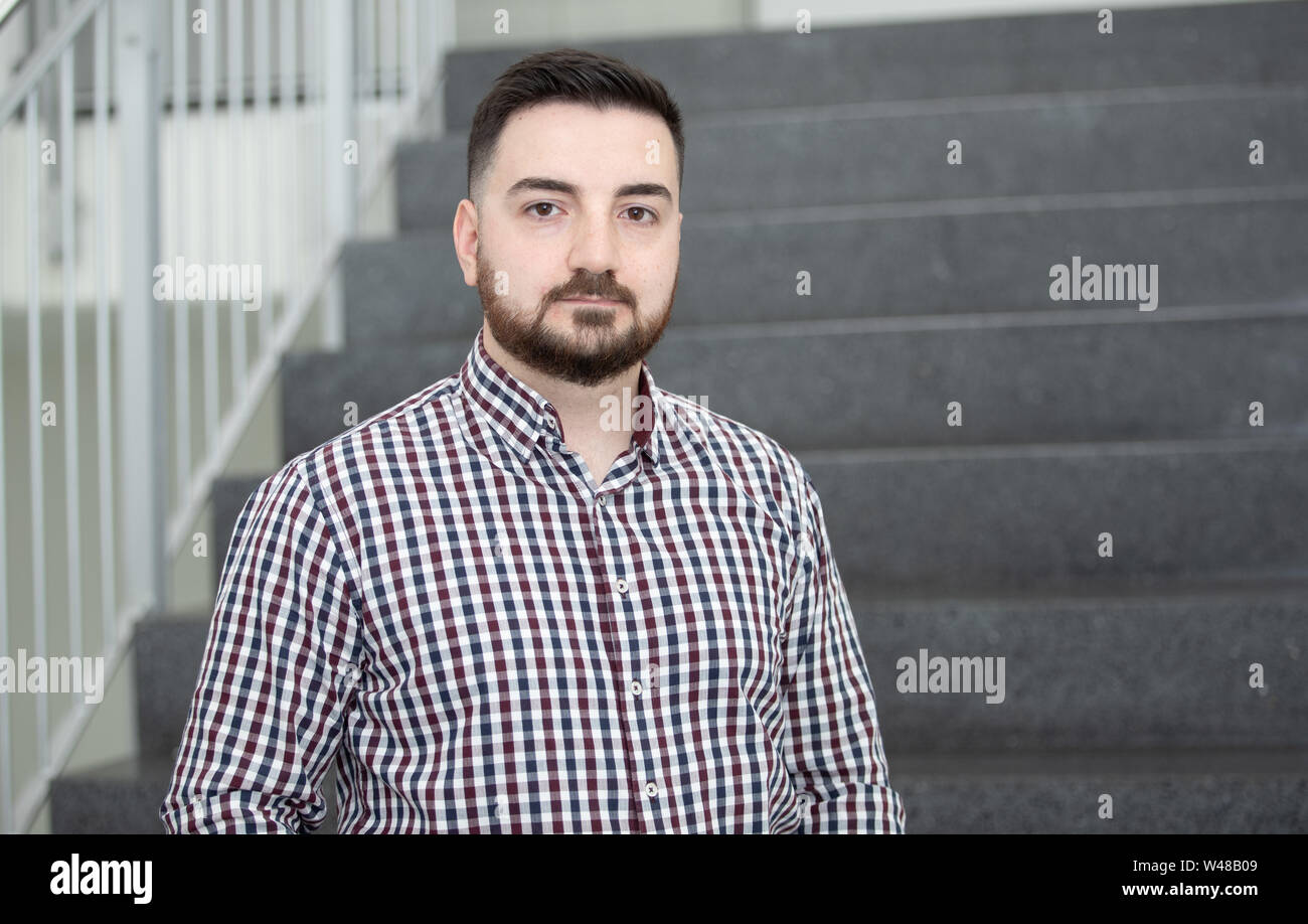 03 juillet 2019, Basse-Saxe, Osnabrück : Kadir Capan est dans l'Institut de théologie islamique. L'Islam prospective professeur veut enseigner à ses futurs étudiants à accepter la société dans laquelle ils vivent et pour s'intégrer. Photo : Friso Gentsch/dpa Banque D'Images