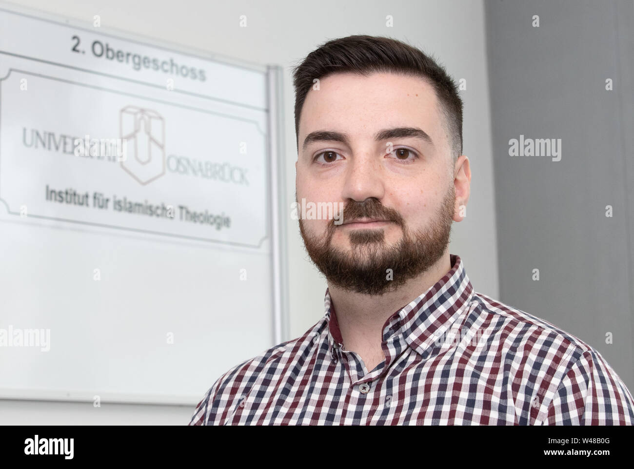 03 juillet 2019, Basse-Saxe, Osnabrück : Kadir Capan se tient devant l'Institut de théologie islamique. L'Islam prospective professeur veut enseigner à ses futurs étudiants à accepter la société dans laquelle ils vivent et pour s'intégrer. Photo : Friso Gentsch/dpa Banque D'Images