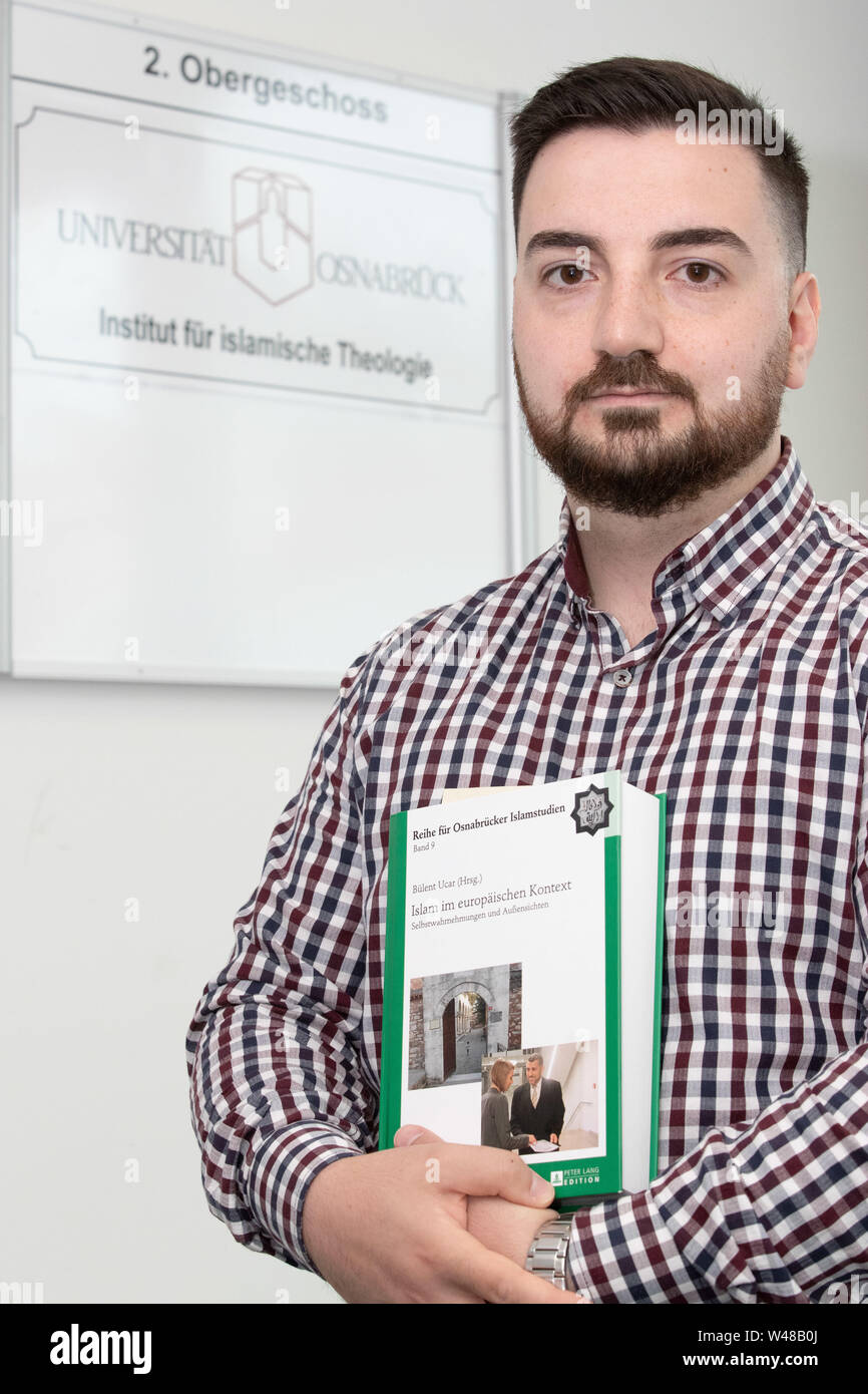 03 juillet 2019, Basse-Saxe, Osnabrück : Kadir Capan se tient devant l'Institut de théologie islamique. L'Islam prospective professeur veut enseigner à ses futurs étudiants à accepter la société dans laquelle ils vivent et pour s'intégrer. Photo : Friso Gentsch/dpa Banque D'Images