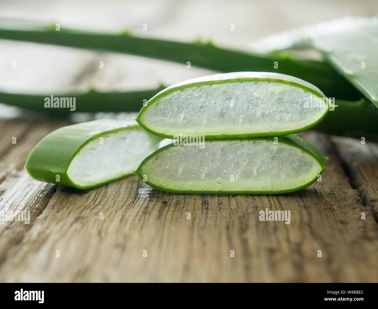 L'aloe vera placer les morceaux sur une table de bois. soft focus Banque D'Images