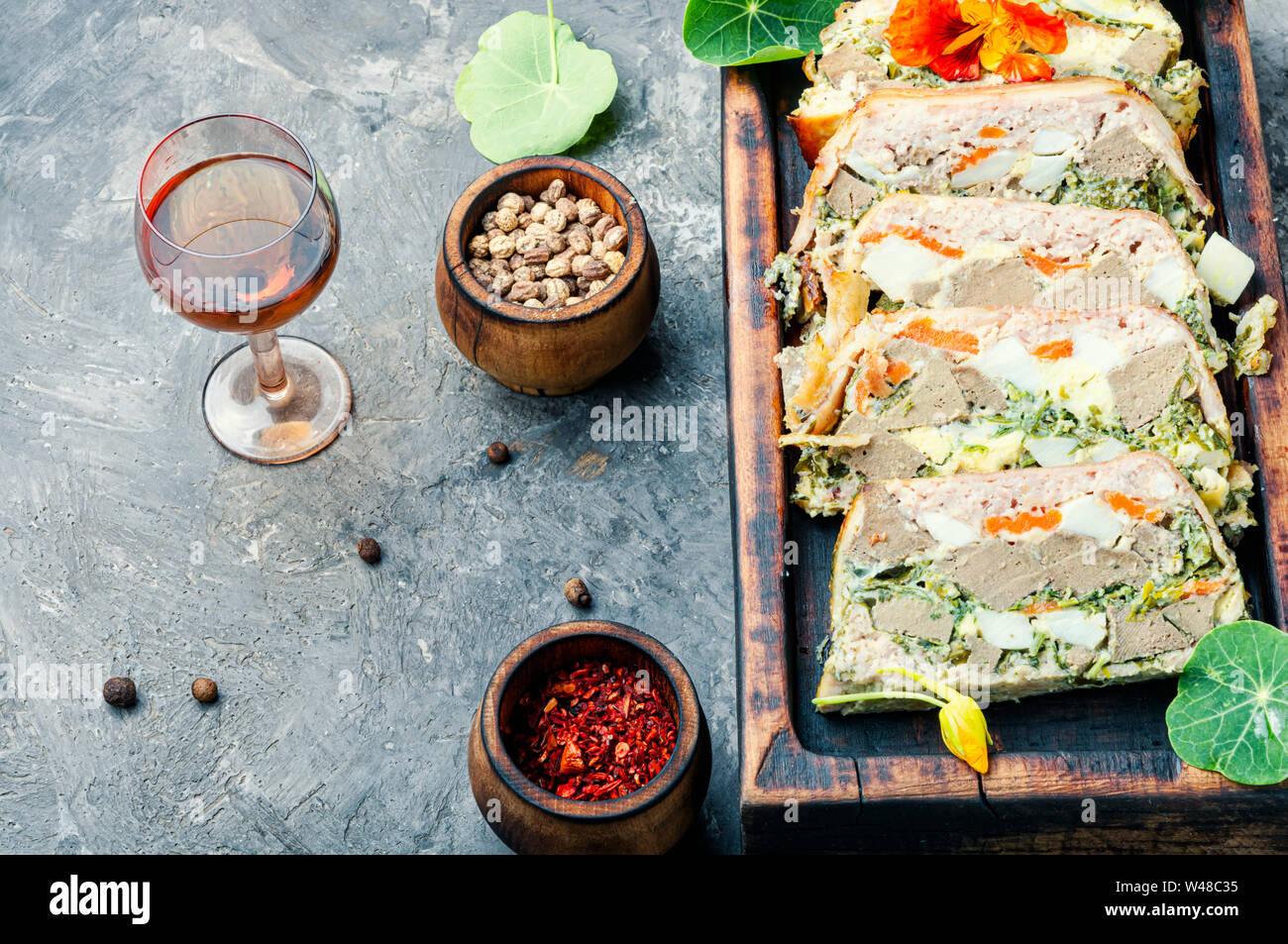 Terrine traditionnel fabriqué à partir de foie, œufs et nasturtium Banque D'Images