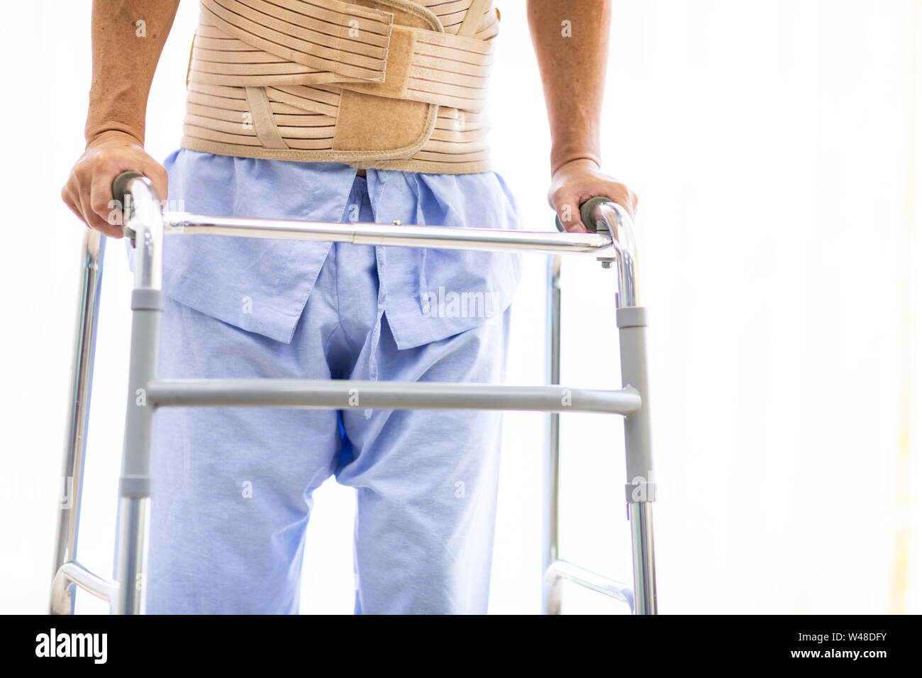 Libre des personnes âgées en utilisant des profils Walker à l'hôpital Banque D'Images