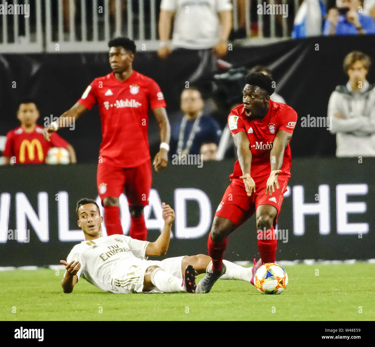 Houston, Texas, États-Unis 20 juillet, 2019. 20 juillet 2019 - Houston, Texas, USA- ALPHONSO DAVIES (19), du FC Bayern Munich est en désaccord d'un appel au cours de la Coupe des Champions internationaux jouer à NRG Stadium à Houston, Texas. Credit : Jerome Hicks/ZUMA/Alamy Fil Live News Banque D'Images