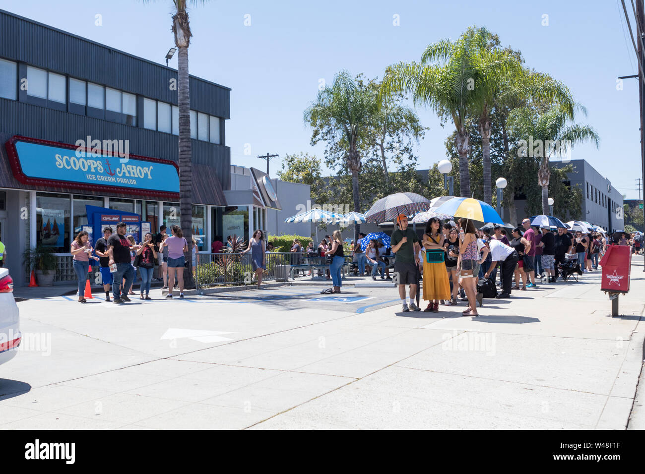 BURBANK, Californie, USA - 14 juillet 2019 : Saison 3 Netflix Stranger Things, boules de chocolat de Pop Up Store à Baskin Robbins sur leur dernier jour. Banque D'Images