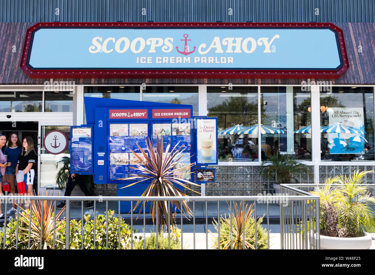 BURBANK, Californie, USA - 14 juillet 2019 : Saison 3 Netflix Stranger Things, boules de chocolat de Pop Up Store à Baskin Robbins sur leur dernier jour. Banque D'Images