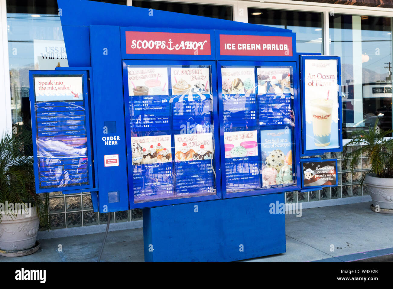 BURBANK, Californie, USA - 14 juillet 2019 : Saison 3 Netflix Stranger Things, boules de chocolat de Pop Up Store à Baskin Robbins sur leur dernier jour. Banque D'Images