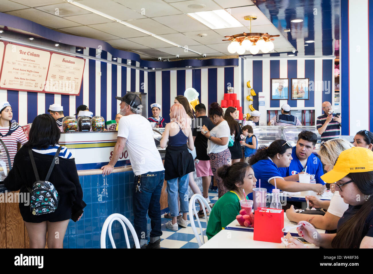 BURBANK, Californie, USA - 14 juillet 2019 : Saison 3 Netflix Stranger Things, boules de chocolat de Pop Up Store à Baskin Robbins sur leur dernier jour. Banque D'Images