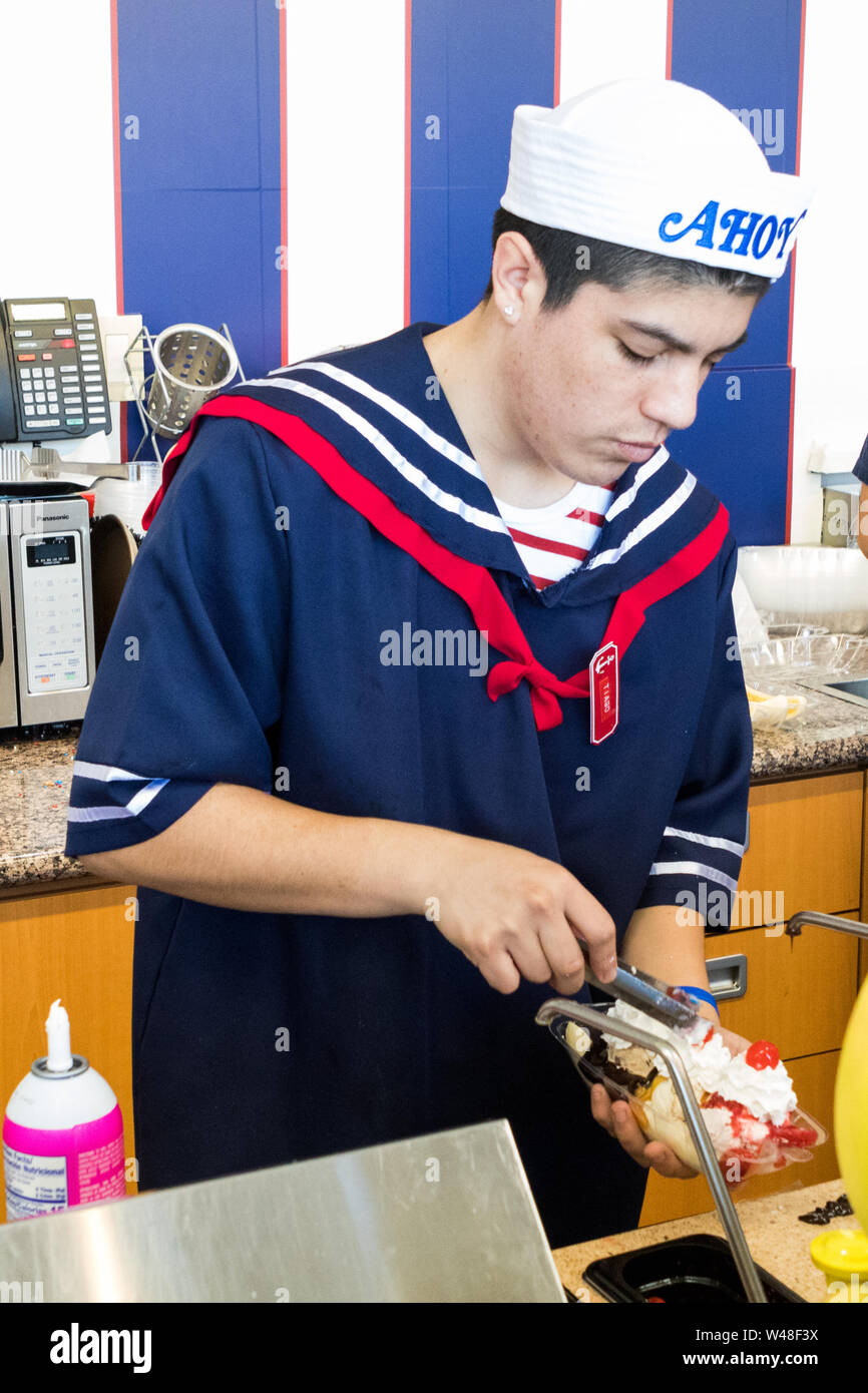 BURBANK, Californie, USA - 14 juillet 2019 : Saison 3 Netflix Stranger Things, boules de chocolat de Pop Up Store à Baskin Robbins sur leur dernier jour. Banque D'Images