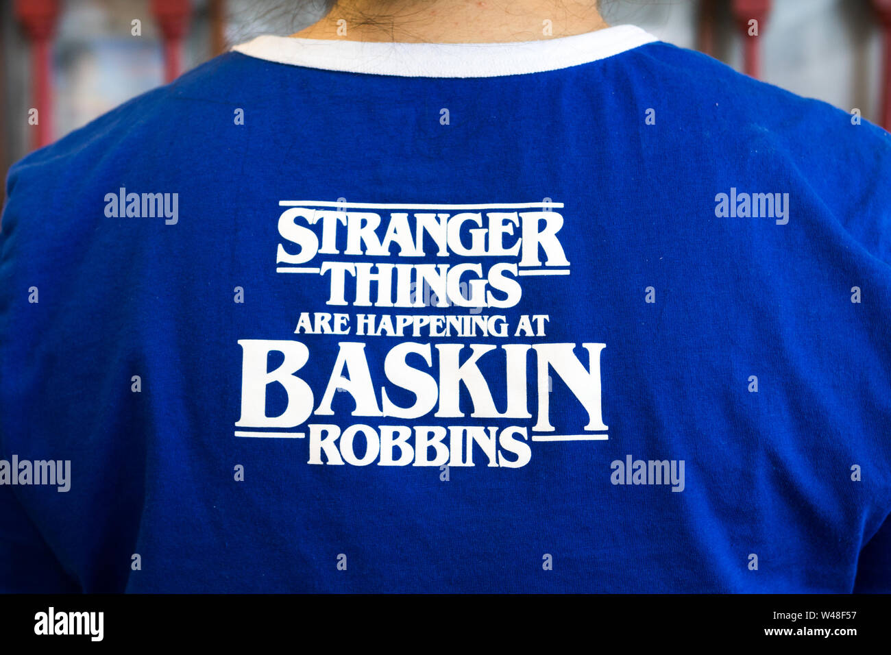 BURBANK, Californie, USA - 14 juillet 2019 : Saison 3 Netflix Stranger Things, boules de chocolat de Pop Up Store à Baskin Robbins sur leur dernier jour. Banque D'Images