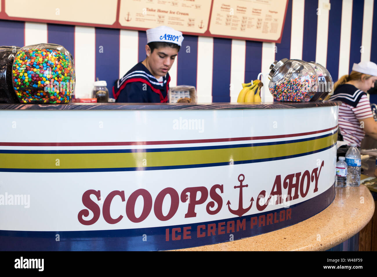 BURBANK, Californie, USA - 14 juillet 2019 : Saison 3 Netflix Stranger Things, boules de chocolat de Pop Up Store à Baskin Robbins sur leur dernier jour. Banque D'Images