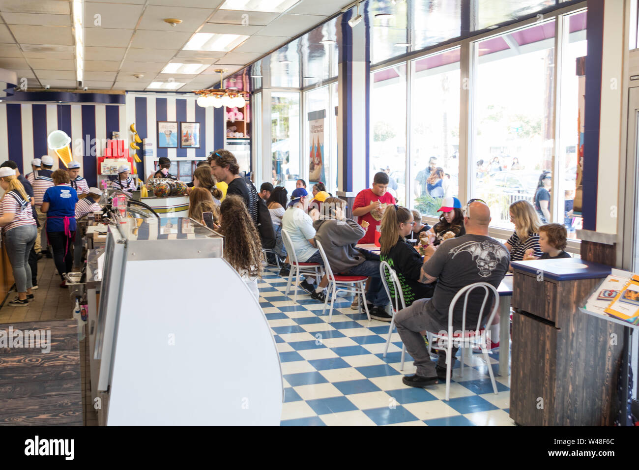 BURBANK, Californie, USA - 14 juillet 2019 : Saison 3 Netflix Stranger Things, boules de chocolat de Pop Up Store à Baskin Robbins sur leur dernier jour. Banque D'Images