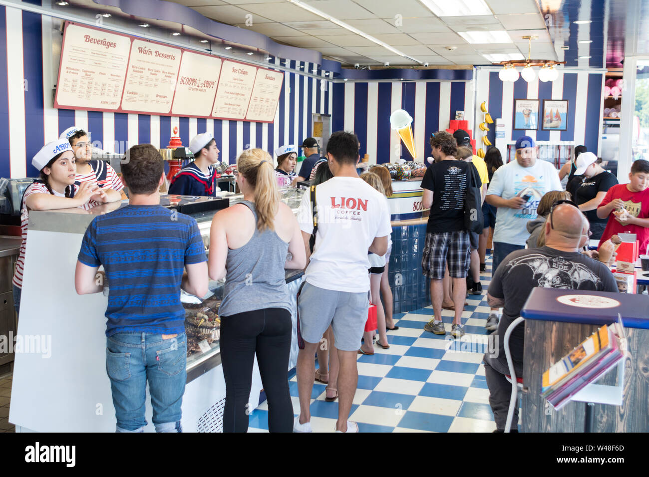 BURBANK, Californie, USA - 14 juillet 2019 : Saison 3 Netflix Stranger Things, boules de chocolat de Pop Up Store à Baskin Robbins sur leur dernier jour. Banque D'Images