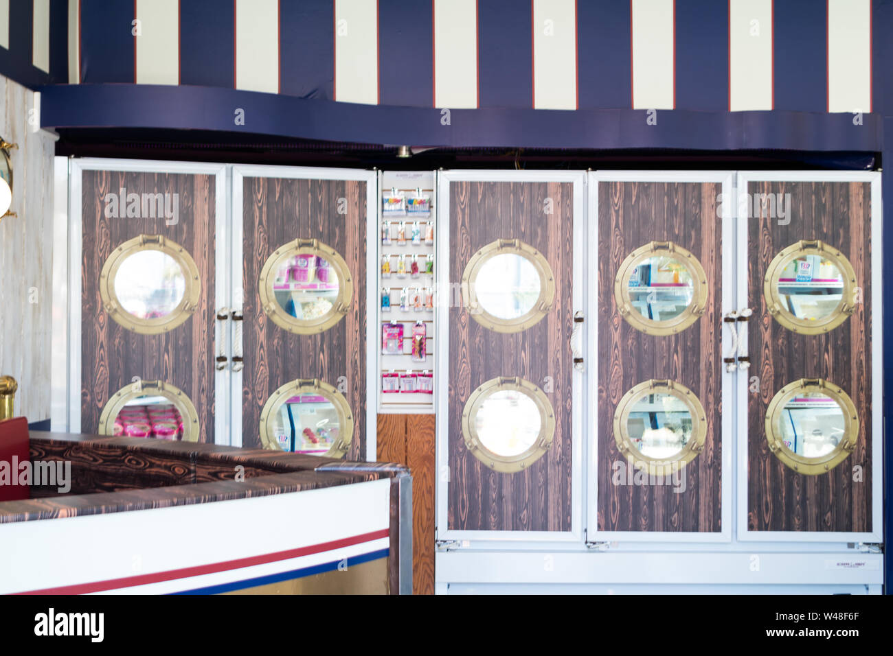 BURBANK, Californie, USA - 14 juillet 2019 : Saison 3 Netflix Stranger Things, boules de chocolat de Pop Up Store à Baskin Robbins sur leur dernier jour. Banque D'Images