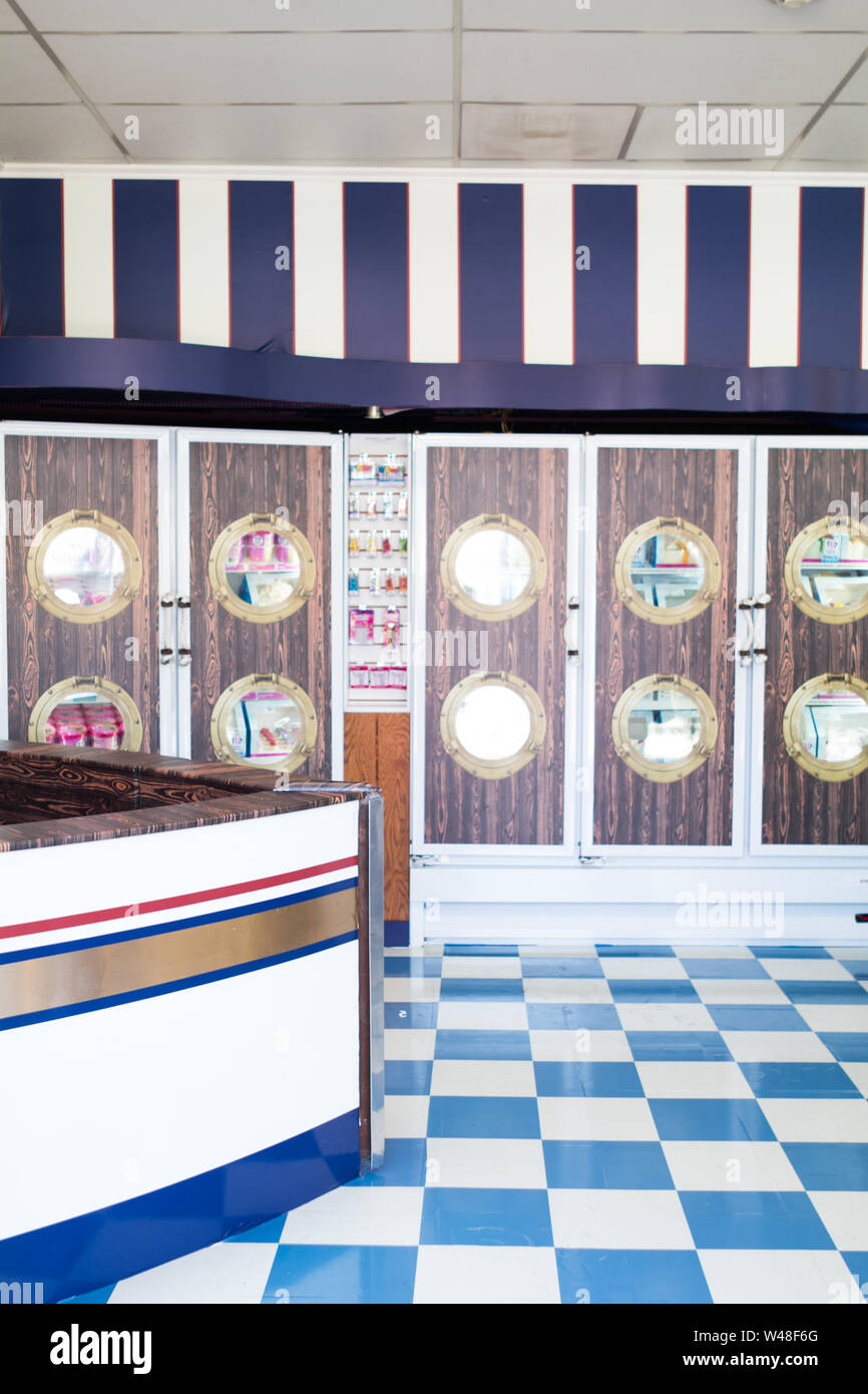 BURBANK, Californie, USA - 14 juillet 2019 : Saison 3 Netflix Stranger Things, boules de chocolat de Pop Up Store à Baskin Robbins sur leur dernier jour. Banque D'Images