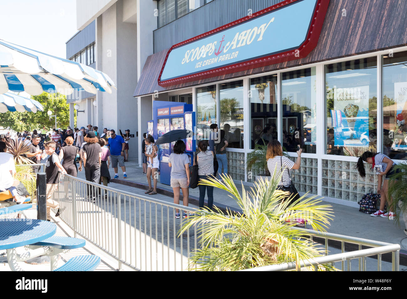 BURBANK, Californie, USA - 14 juillet 2019 : Saison 3 Netflix Stranger Things, boules de chocolat de Pop Up Store à Baskin Robbins sur leur dernier jour. Banque D'Images