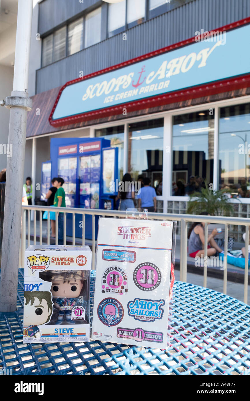 BURBANK, Californie, USA - 14 juillet 2019 : Saison 3 Netflix Stranger Things, boules de chocolat de Pop Up Store à Baskin Robbins sur leur dernier jour. Banque D'Images