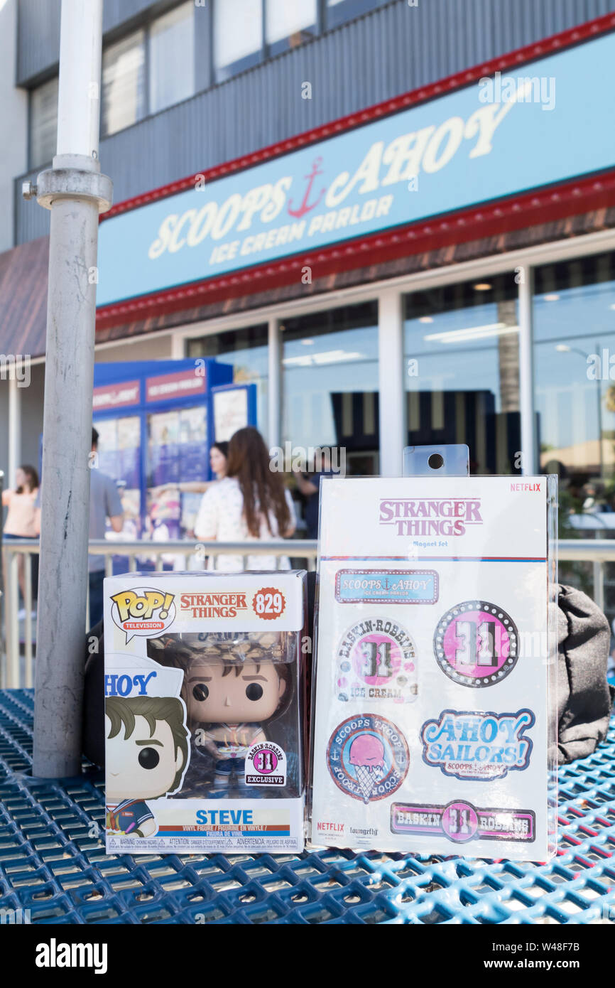 BURBANK, Californie, USA - 14 juillet 2019 : Saison 3 Netflix Stranger Things, boules de chocolat de Pop Up Store à Baskin Robbins sur leur dernier jour. Banque D'Images