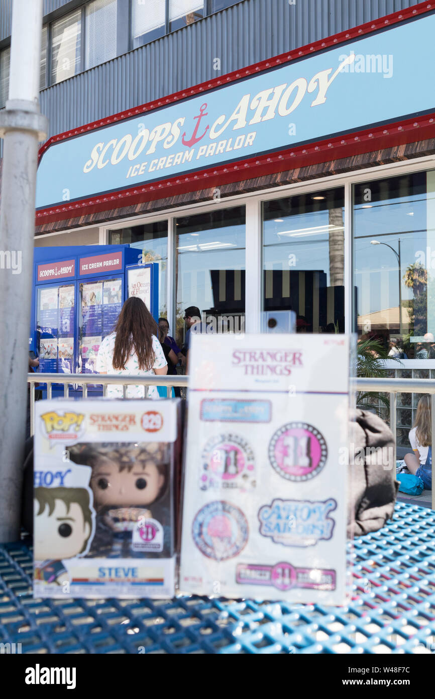 BURBANK, Californie, USA - 14 juillet 2019 : Saison 3 Netflix Stranger Things, boules de chocolat de Pop Up Store à Baskin Robbins sur leur dernier jour. Banque D'Images