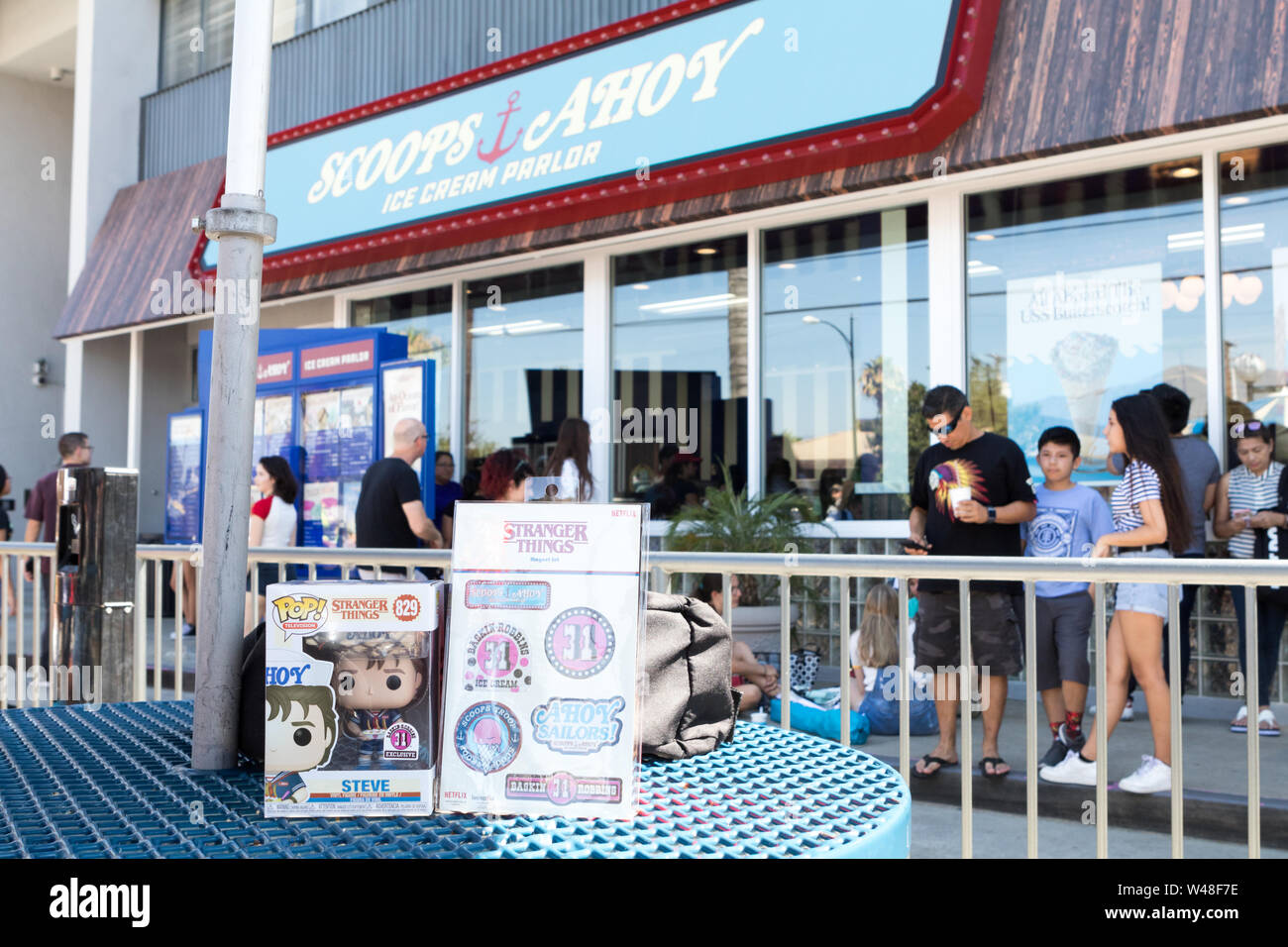 BURBANK, Californie, USA - 14 juillet 2019 : Saison 3 Netflix Stranger Things, boules de chocolat de Pop Up Store à Baskin Robbins sur leur dernier jour. Banque D'Images