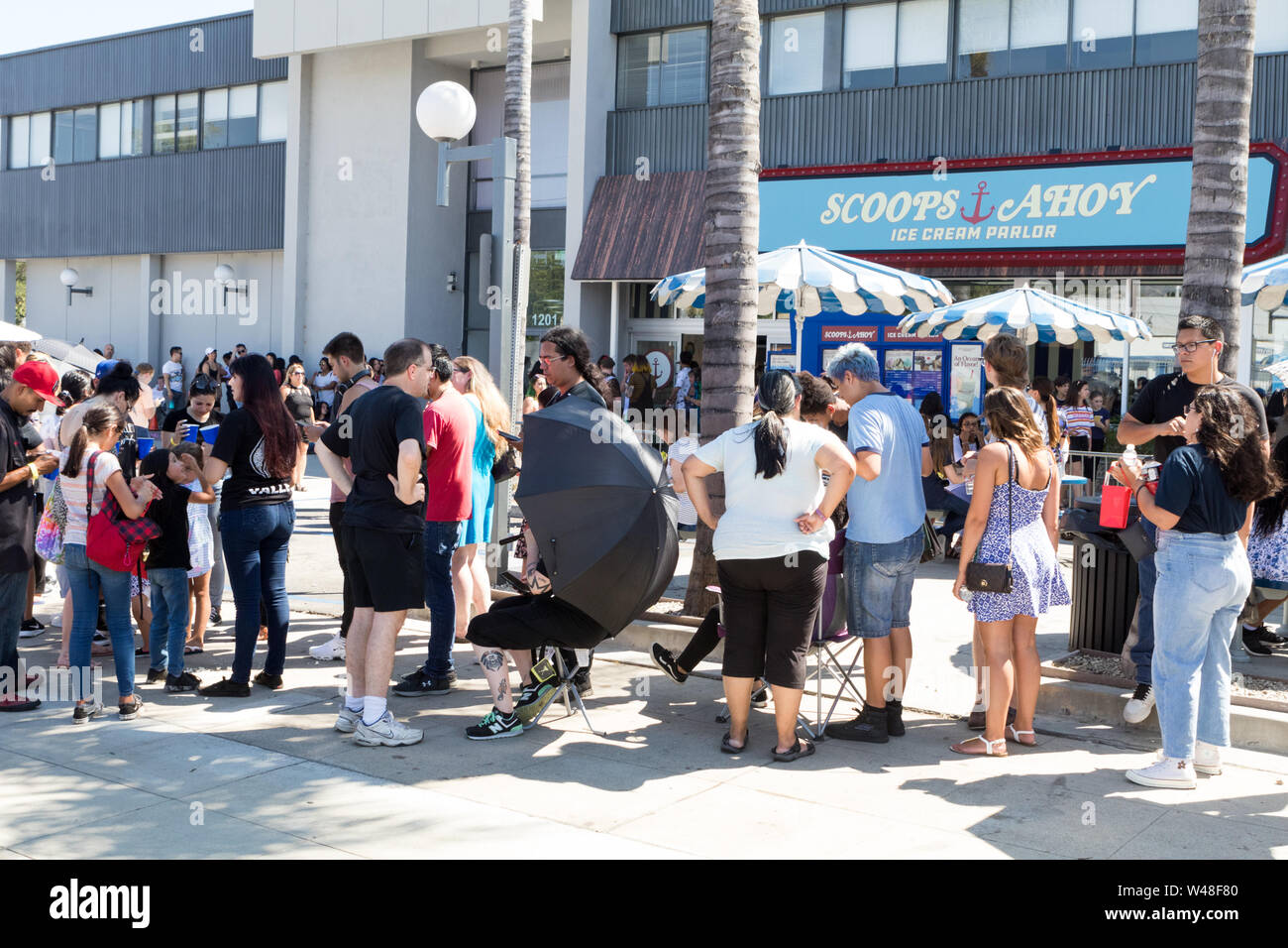 BURBANK, Californie, USA - 14 juillet 2019 : Saison 3 Netflix Stranger Things, boules de chocolat de Pop Up Store à Baskin Robbins sur leur dernier jour. Banque D'Images