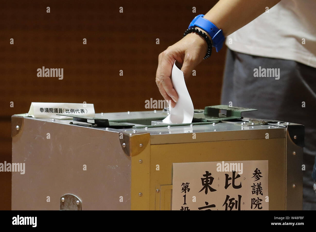 Tokyo, Japon. 21 juillet, 2019. Un électeur dépose le bulletin de vote dans la région de Tokyo, Japon, Juillet 21, 2019. Les électeurs à travers le Japon ont commencé à exprimer leur voix dimanche à l'élection de la chambre haute, qui devrait être un baromètre de l'opinion publique sur le premier ministre Shinzo Abe's six ans et demi au pouvoir. Crédit : Du Xiaoyi/Xinhua/Alamy Live News Banque D'Images