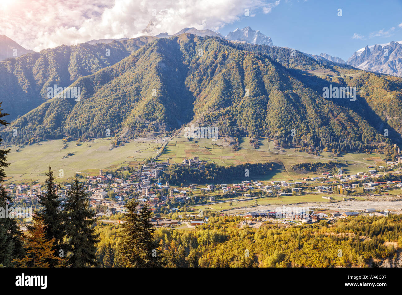 Portrait Paysage, vue aérienne de la ville Mestia dans vallée de montagnes. Haut Svaneti, Géorgie Banque D'Images