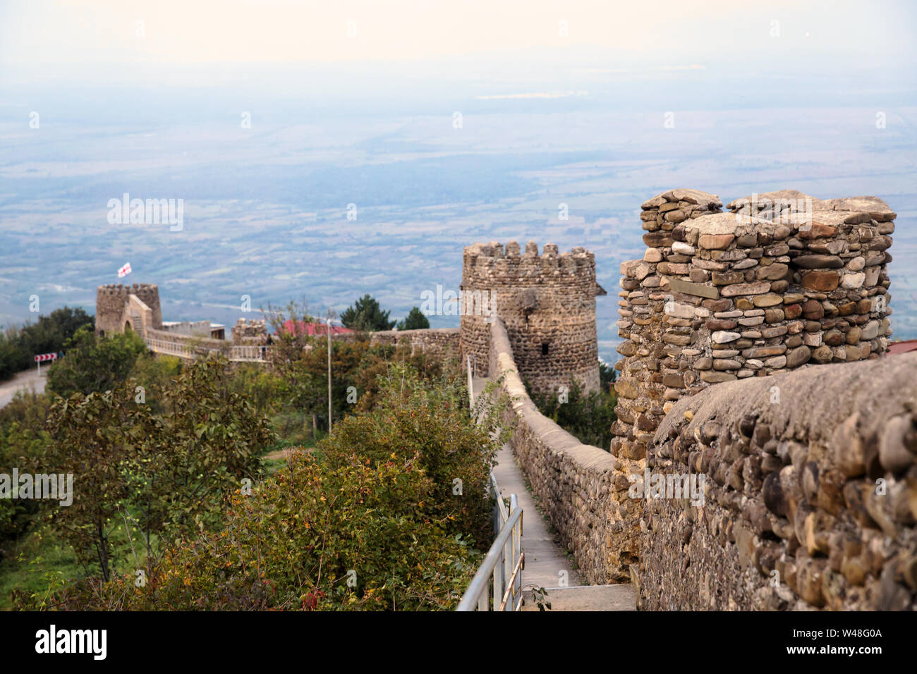 Fragment du mur de la ville de Sighnaghi Sighnaghi () dans le contexte de la vallée de l'Alazani, Kakheti, Géorgie Banque D'Images