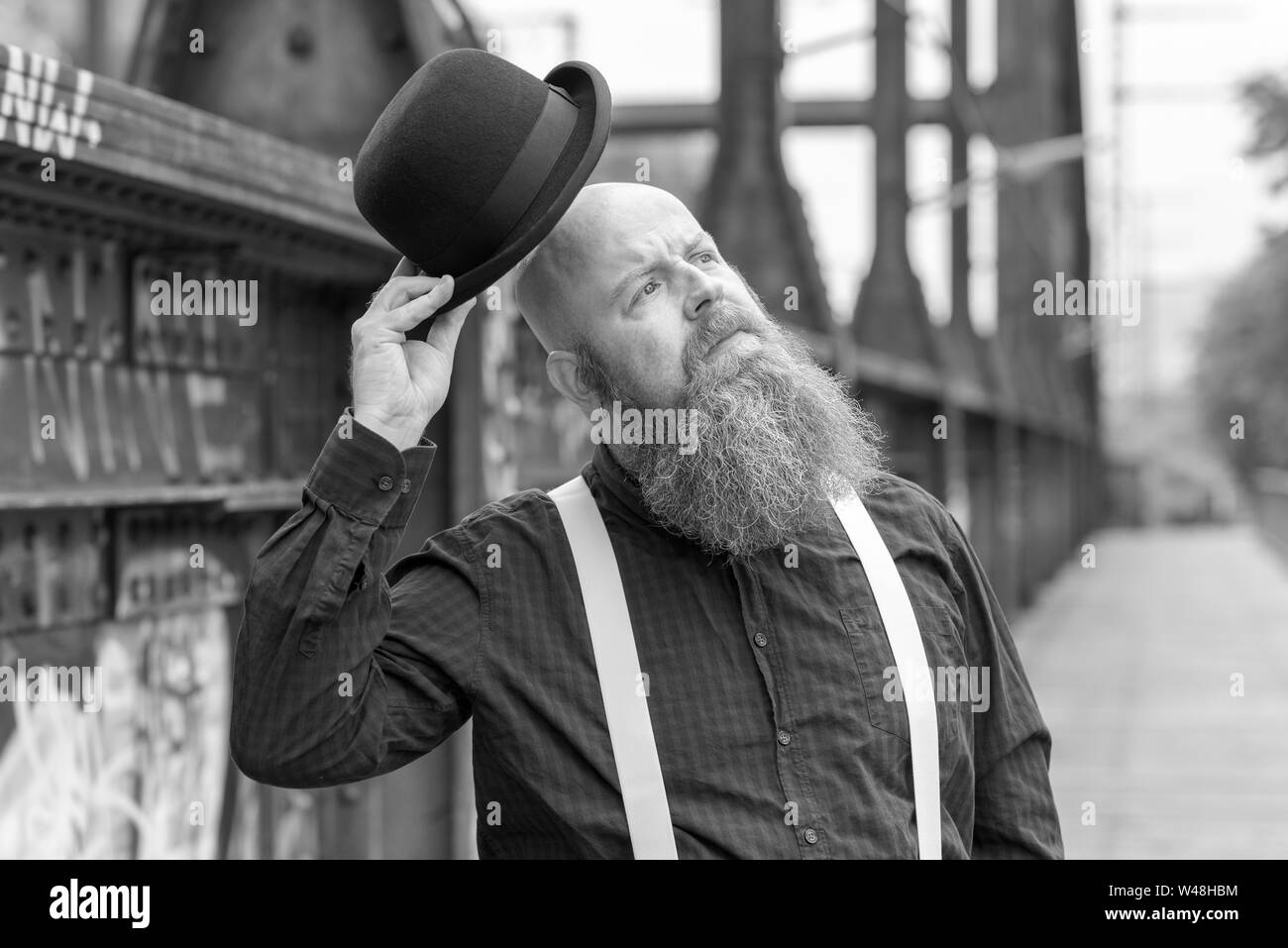 Photo en noir et blanc d'un homme barbu cylindres inf rieurs son chapeau haut de forme, alors qu'il regarde vers le ciel Banque D'Images
