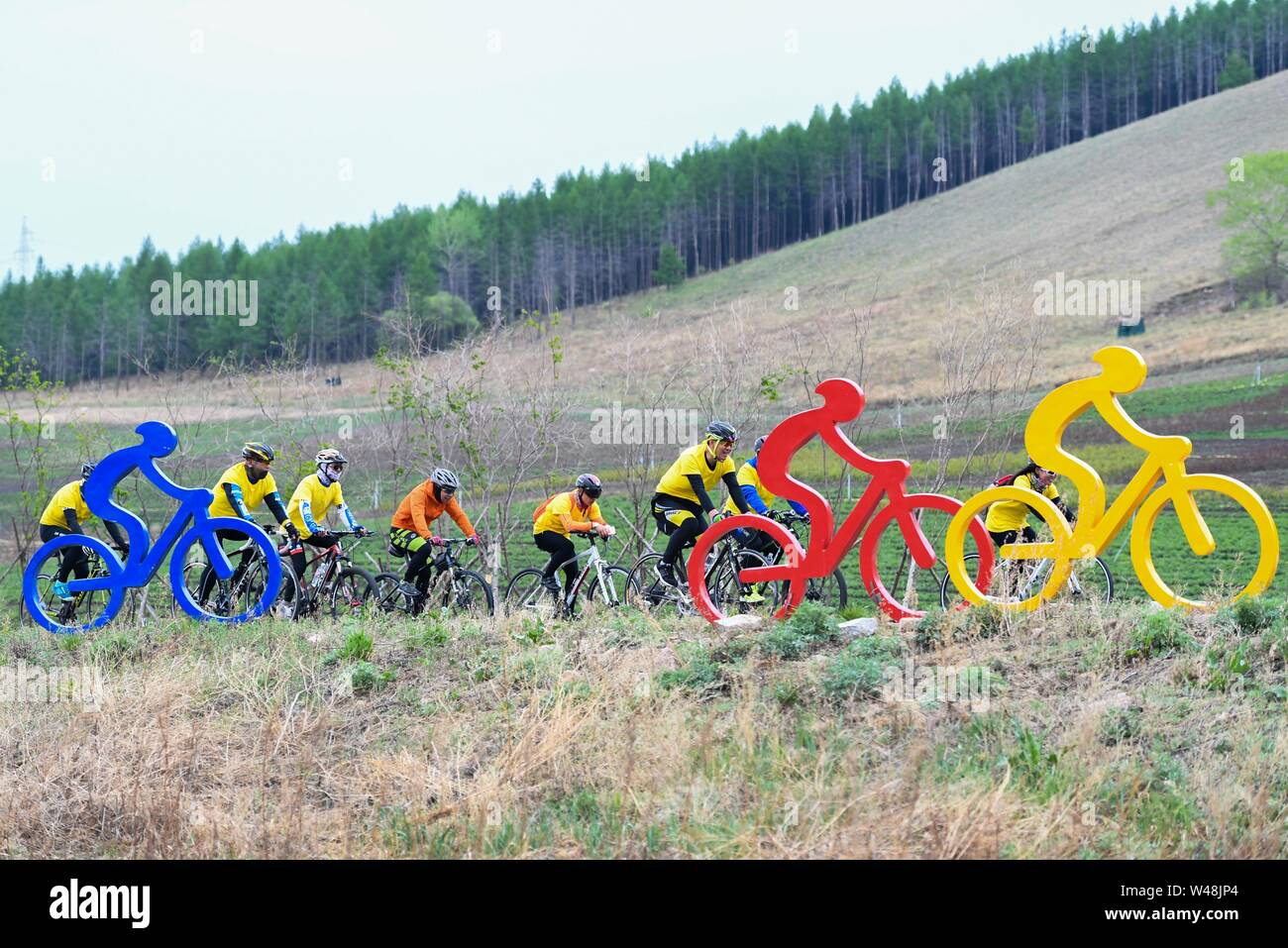 (190721) -- BEIJING, 21 juillet 2019 (Xinhua) -- les amoureux du vélo faire du vélo à Arxan, un bar à oxygène, 'naturel' de la région autonome de Mongolie intérieure, le 20 mai 2018. Comme de plus en plus de Chinois choisissent de visiter des lieux qui ont l'air frais, forêts épaisses et sont riches en ions négatifs, l'écotourisme devient un choix privilégié de l'ensemble du pays. Selon un rapport de l'Association du Service météorologique de la Chine, excursions aux régions accordée comme 'oxygène naturel bars' par l'association ont bondi de plus de 200  % sur un an en 2018. (Xinhua/Peng Yuan) Banque D'Images