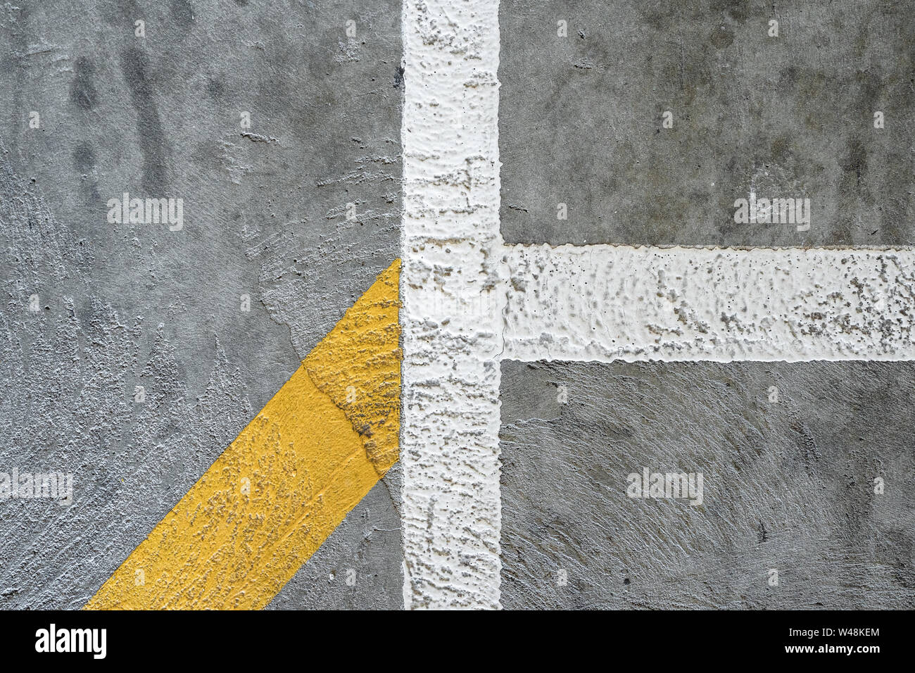 La texture du béton avec une ligne peinte en jaune. Image d'arrière-plan actif. Banque D'Images