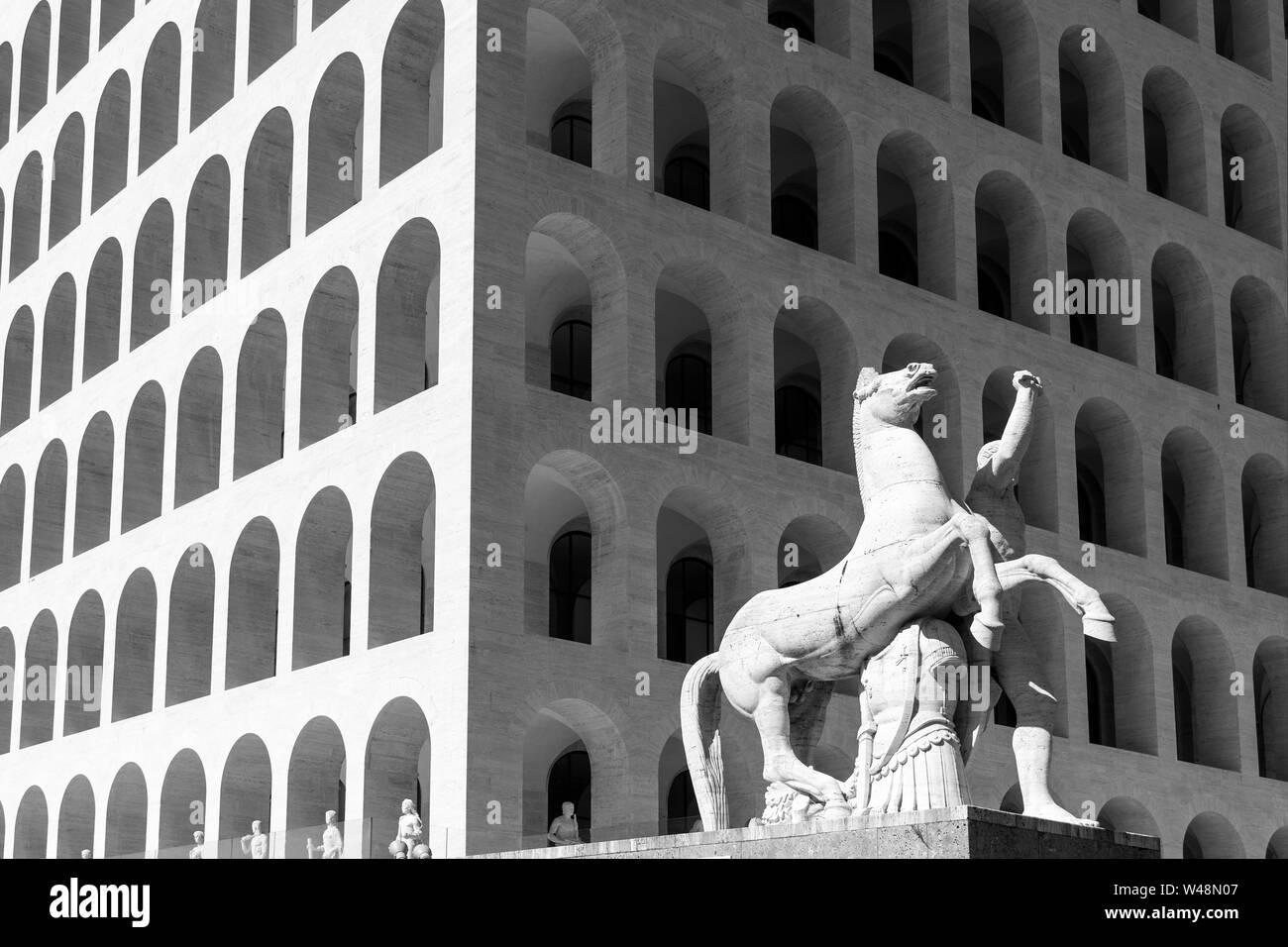Le Palazzo della Civiltà del Lavoro, conçu en 1937 par Marcello Piacentini, pour l'Esposizione Universale Roma ou EUR, Rome, Italie. Banque D'Images