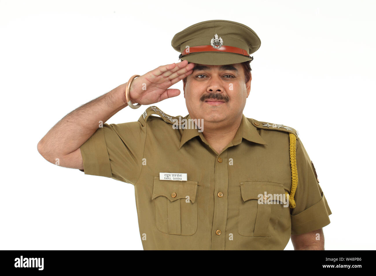 Portrait d'un policier indien saluting Banque D'Images