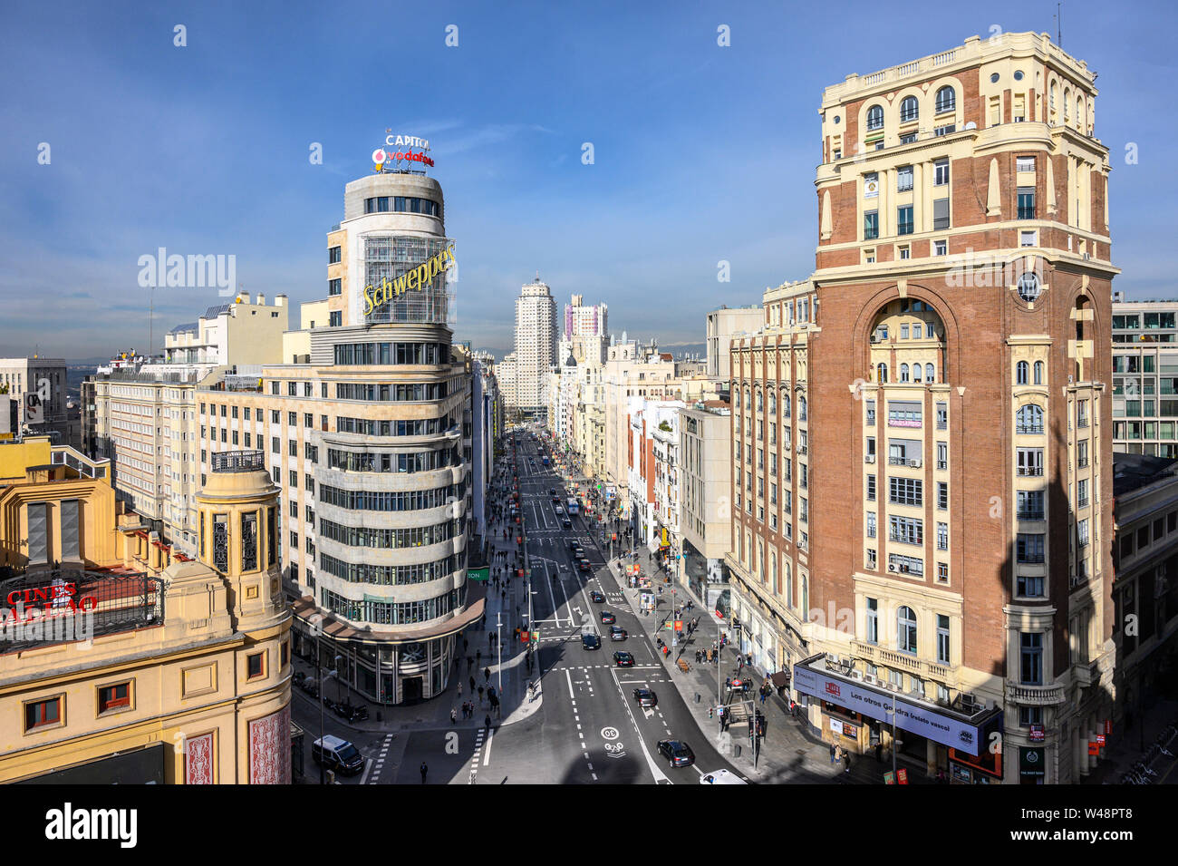 Recherche le long de la Gran Via à la Torre de Madrid sur la Plaza De Espania, avec le bâtiment de charogne (gauche) sur la Plaza de Callao. Madrid, Spa Banque D'Images