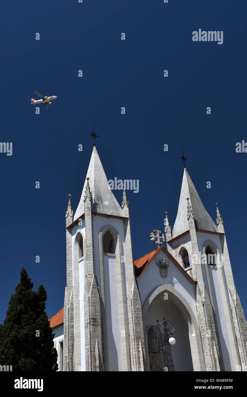 Avion passant au-dessus d'Igreja da santo condestavel;Portugal Lisbonne; Banque D'Images