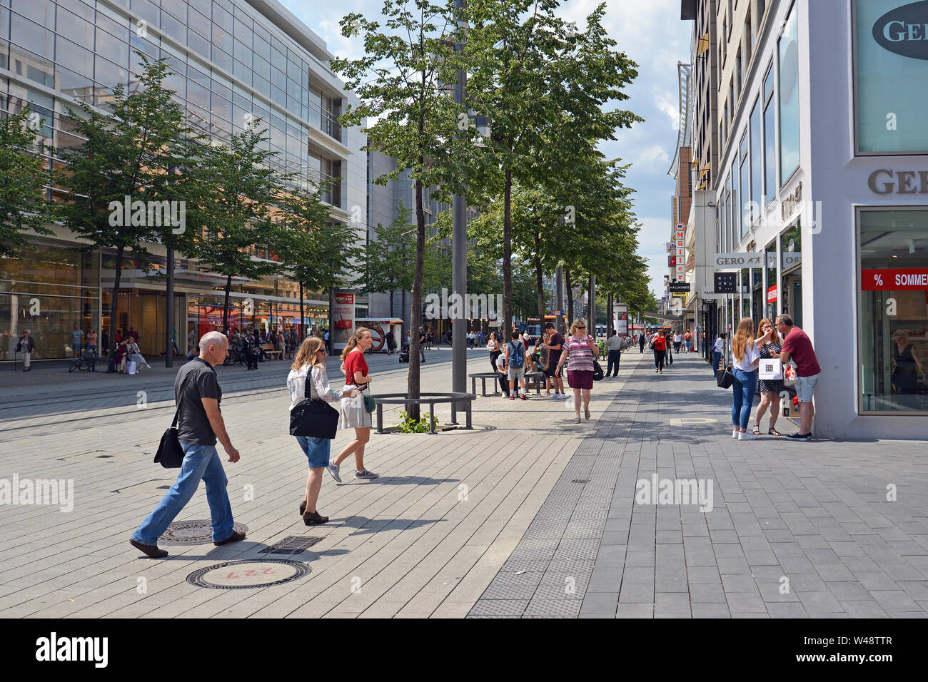 Mannheim, Allemagne - Juillet 2019 : les gens marcher dans centre-ville de Mannheim, avec ses boutiques sur chaude journée d'été Banque D'Images