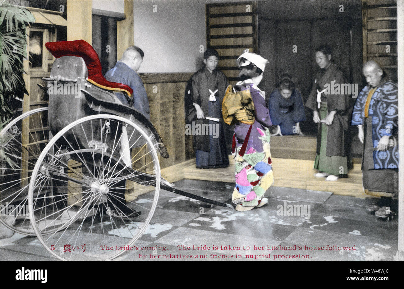 [ 1910 - Japon ] personnalisés Mariage Japonais Japonais - Mariage : La mariée arrive à la maison du fiancé dans un pousse-pousse au cours d'un mariage arrangé (omiai). Cette image provient d'une série de cartes sur les coutumes de mariage japonais. Texte original (Carte 5) : 'La mariée s'en vient. La mariée est pris à sa maison du huband suivie par ses parents et amis en procession nuptiale." du xxe siècle vintage carte postale. Banque D'Images