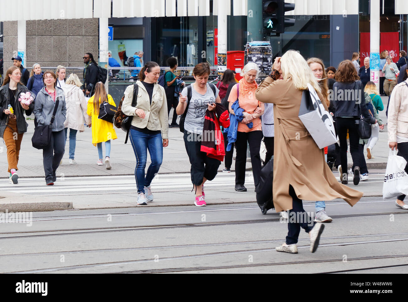 Oslo, Norvège, le 20 juin 2019. Les personnes qui traversent la rue à un passage pour piétons à proximité de la gare centrale. Banque D'Images