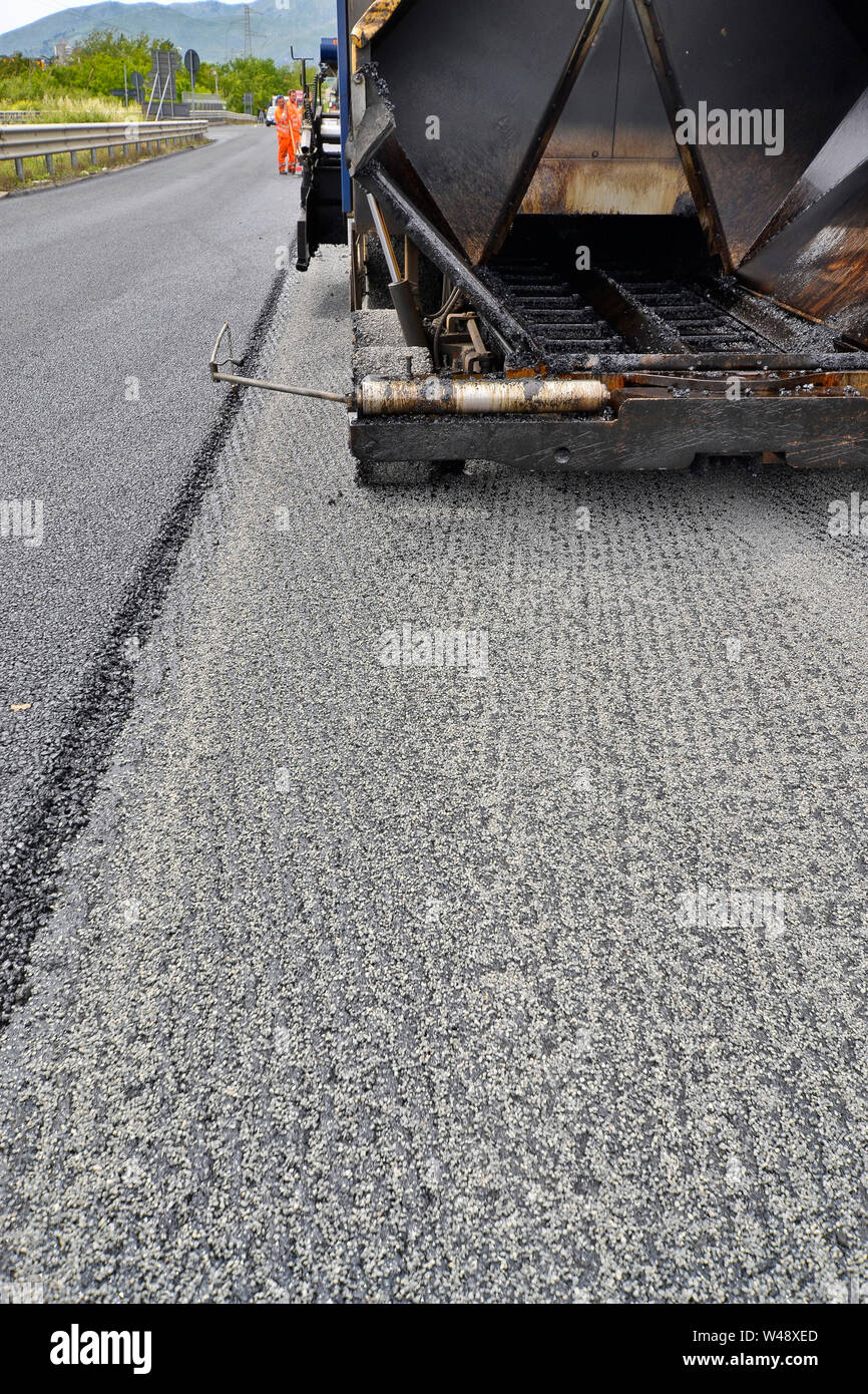 De travail de la machine d'asphaltage sur l'autoroute - Italie Banque D'Images