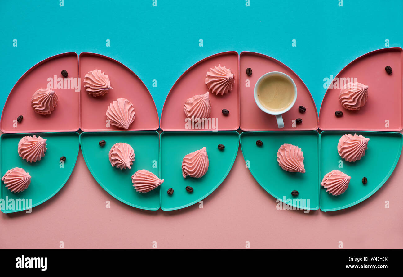 Moyenne géométrique fond de papier de couleur corail et de menthe avec du café et des guimauves Banque D'Images