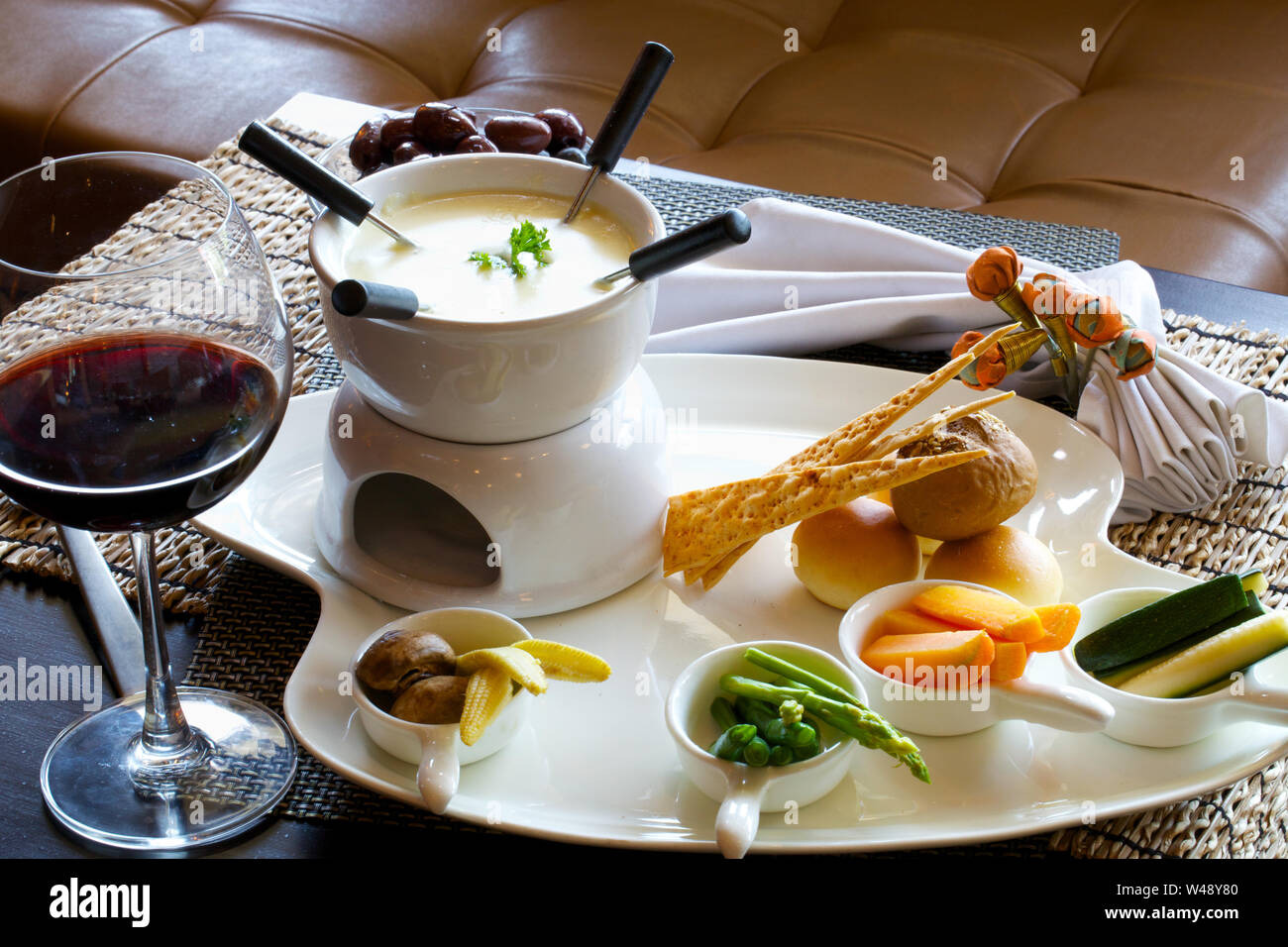 Fondue servie avec du vin rouge Banque D'Images
