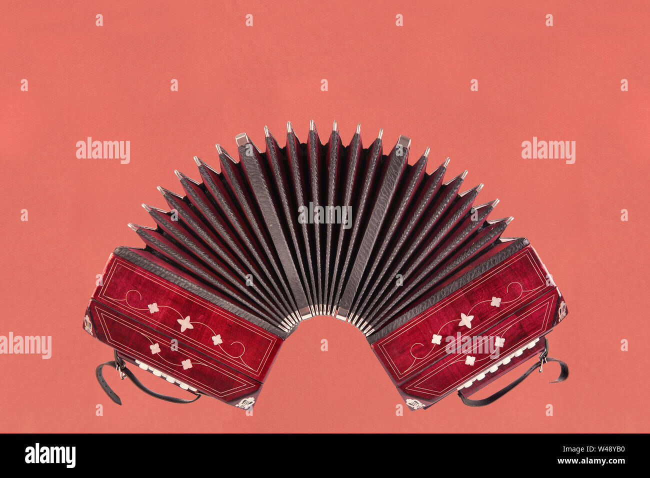 Tango bandonéon, instrument, vue avant l'oin papier fond rose avec copy-space Banque D'Images