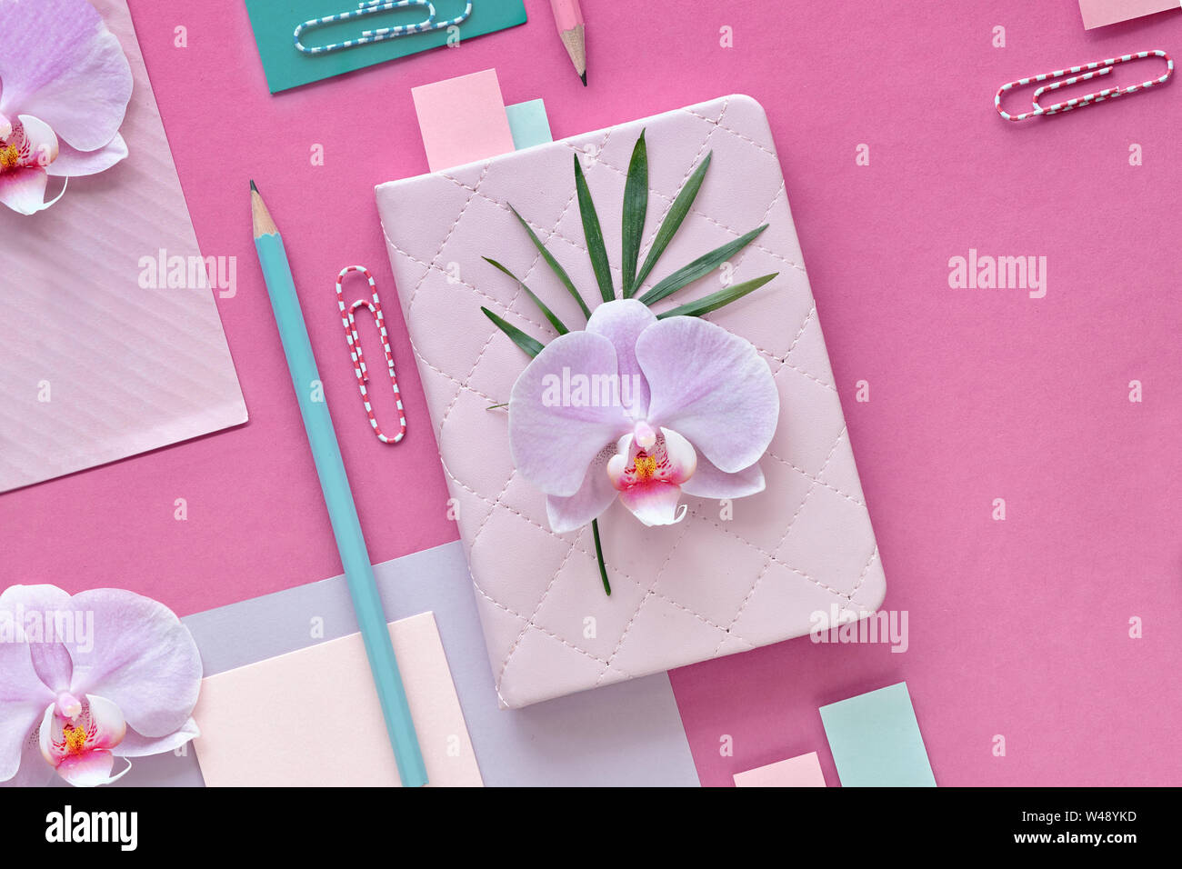 Papier à motifs floraux de couleur rose et menthe couleurs. Fleurs d'orchidée sur fond géométrique avec copie-espace. Banque D'Images