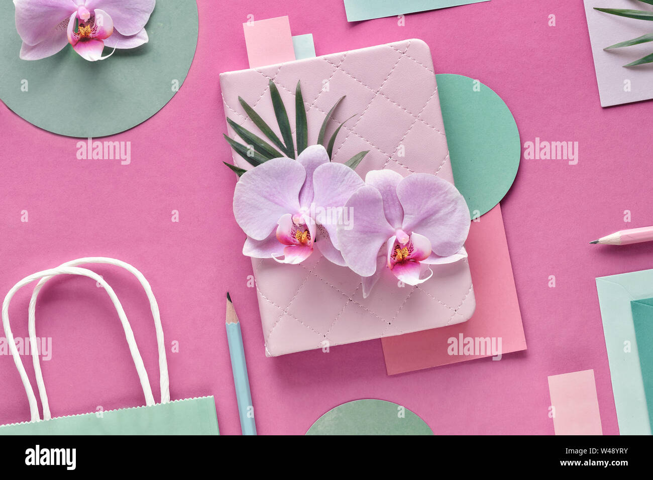 Papier à motifs floraux de couleur rose et menthe couleurs. Fleurs d'orchidée sur fond géométrique avec copie-espace. Banque D'Images