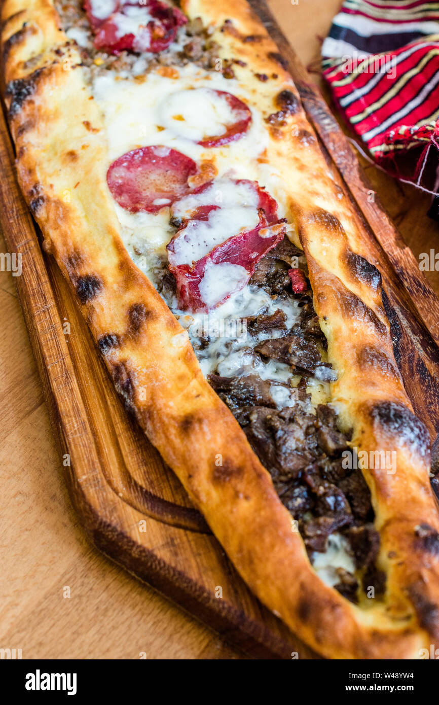 Pide turc traditionnel au restaurant Kebab sur table en bois. Pizza turque. Banque D'Images