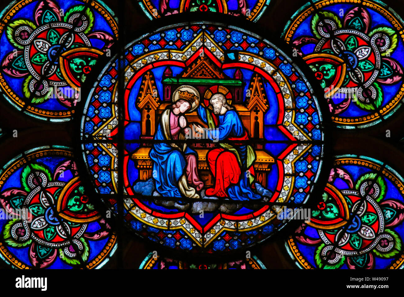 Vitraux dans la Cathédrale de Notre Dame, Paris, France, représentant le couronnement de Marie Mère de Jésus dans le ciel. Banque D'Images