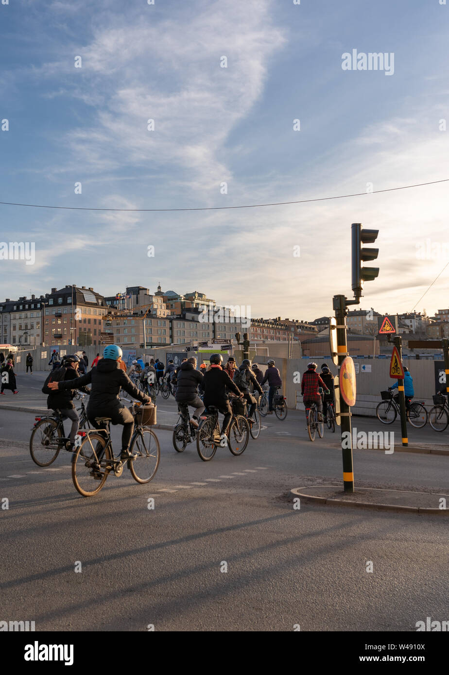 Editorial 28.03.2019 Stockholm Suède Personnes allant à la maison du travail à bicyclette sur un soir de printemps près de Slussen Banque D'Images