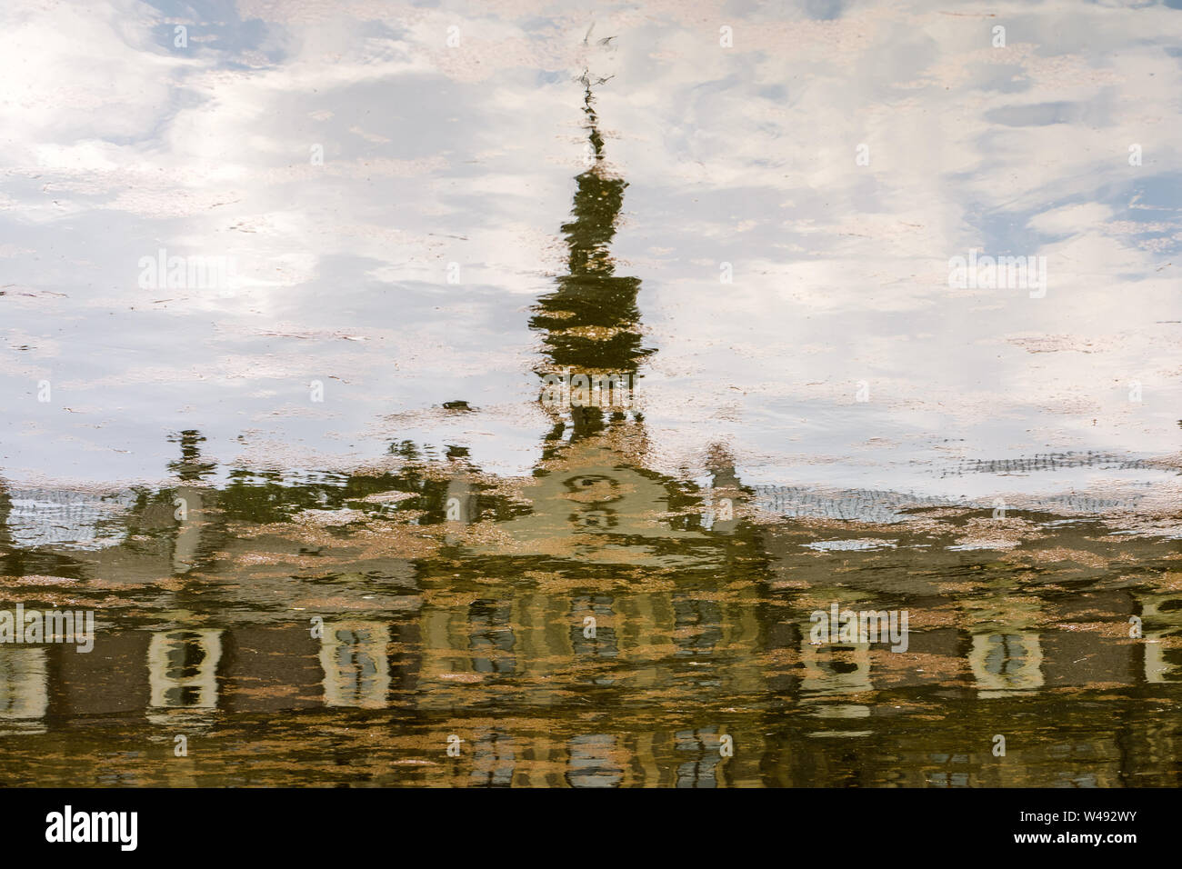 Le Château Moszna dans le sud-ouest de la Pologne, l'un des plus beaux châteaux du monde du 17ème siècle - reflet dans l'eau Banque D'Images