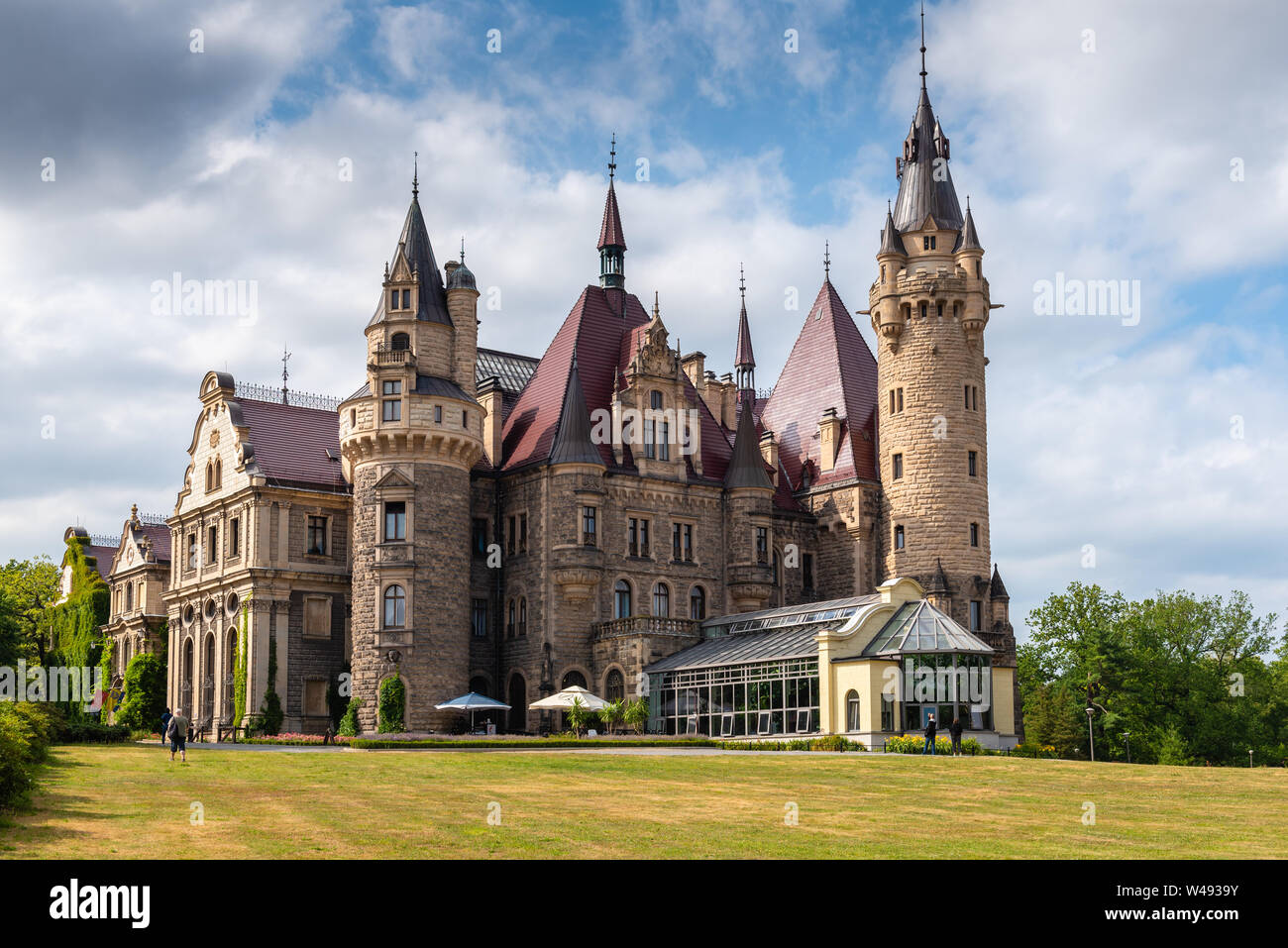 MOSZNA, Pologne - 16 juillet 2019 : Le château de Moszna dans le sud-ouest de la Pologne, l'un des plus beaux châteaux du monde du 17e siècle. Banque D'Images